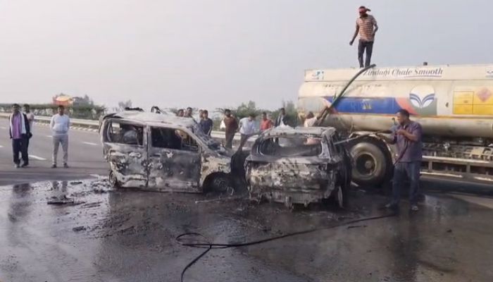 बाराबंकी में दर्दनाक हादसाः आपस टकराईं दो कारें, आग लगने से पांच लोगों की मौत