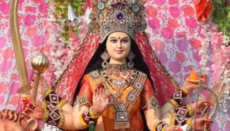प्रथम शैल पुत्री के स्वागत में सजा दिए मंदिर, रात में ही पहुंच गए दर्शन करने श्रद्धालु