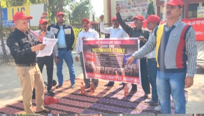 LIC Strike Shahpura :एलआईसी कर्मचारियों की राष्ट्रव्यापी हड़ताल, 100% एफडीआई के खिलाफ कार्यालय पर जड़ा ताला