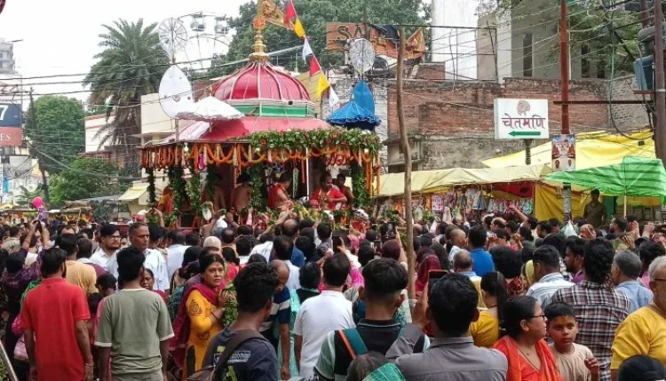 Varanasi Rath Yatra: रथ यात्रा के आखिरी दिन फूलों से सजे रथ पर निकले भगवान जगन्नाथ, दर्शन को उमड़े श्रद्धालु