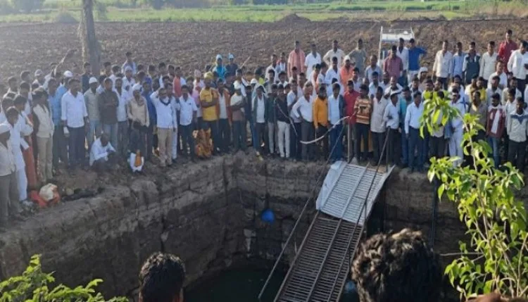महाराष्ट्र के सोलापुर में दर्दनाक हादसा: कुएं में गिरी श्रद्धालुओं से भरी पिकअप वैन, 8 की मौत