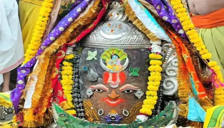 उज्जैनः जन्माष्टमी पर श्रीकृष्ण के स्वरूप में सजे बाबा महाकाल
