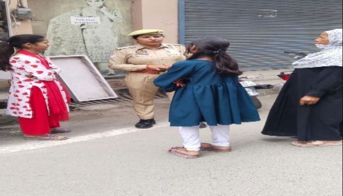 रामपुर में जगह-जगह महिलाओं को पुलिस ने किया जागरूक, चलाया गया विशेष अभियान