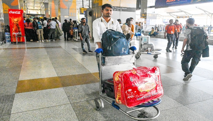 West Asia Crisis: भारतीय विमानन उद्योग की रिकवरी पर बढ़ा दबाव, महंगे ईंधन ने रोकी उड़ानों की रफ्तार