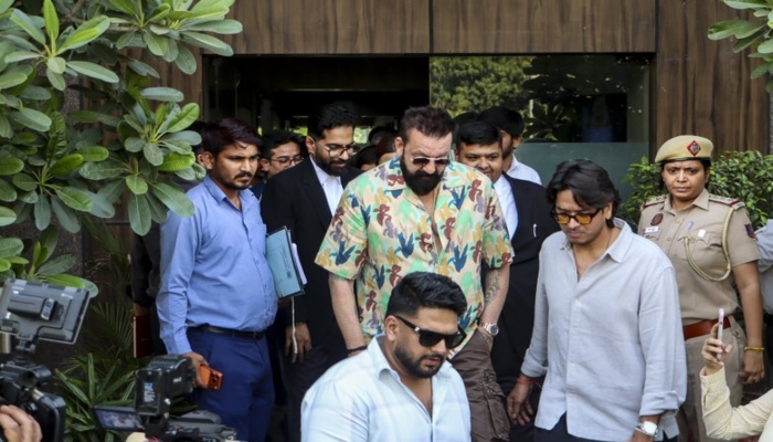 Sanjay Dutt NCW Apology :  'सरके चुनर' विवाद, संजय दत्त ने महिला आयोग से मांगी बिना शर्त माफी, अब उठाएंगे 50 बेटियों की शिक्षा का जिम्मा