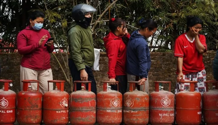 नेपाल में LPG संकट, 3,000 रुपये में बिक रहा सिलेंडर; मंत्री का इस्तीफा