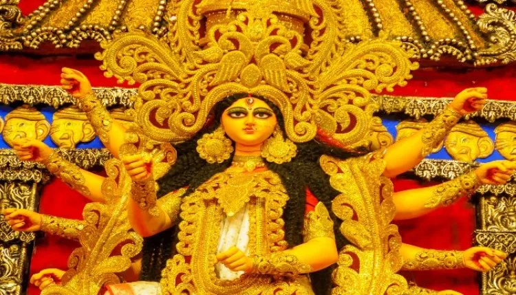 नवरात्र के पावन अवसर पर मां कूष्मांडा की पूजा में लीन रहे भक्त, नेताओं ने दी बधाई
