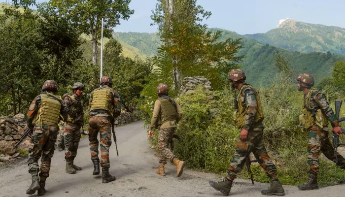 Kulgam Encounter:  कुलगाम मुठभेड़ में दो आतंकी ढेर, सेना का सर्च अभियान जारी