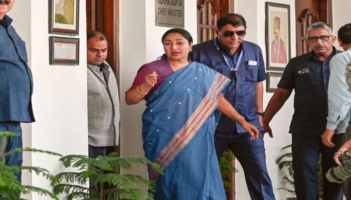 Rekha Gupta: दिल्ली की सीएम रेखा गुप्ता पर जनसुनवाई के दौरान हमला, आरोपी गिरफ्तार