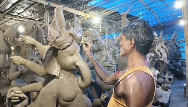 बलरामपुर में गणेशोत्सव: बंगाल के कारीगरों द्वारा तैयार हो रहीं मूर्तियां