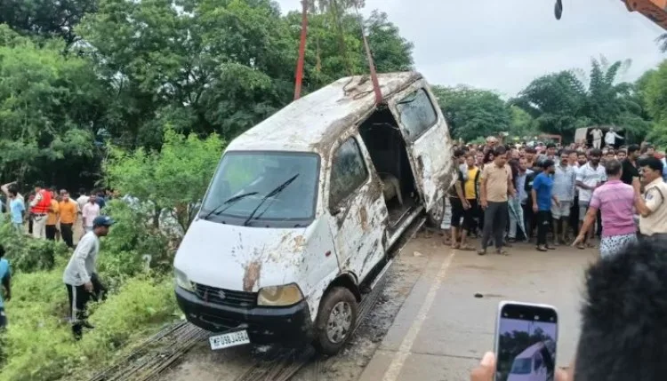 MP: राजगढ़ में उफनते नाले में बही Eco वैन, 9 की मौत
