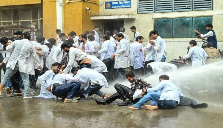 भोपाल में इंटर्न डॉक्टरों के प्रदर्शन प्रकरण की होगी जांच, लाठीचार्ज के विरोध में ओपीडी ठप
