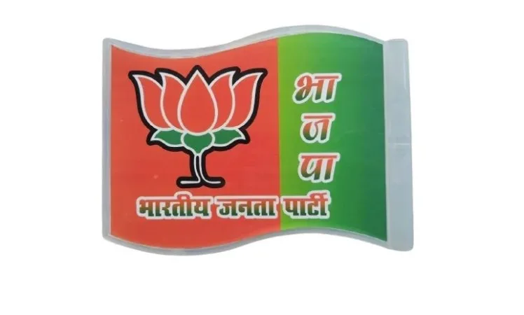 दतिया: भाजपा ने बूथ स्तर पर 15 गाड़ियां रवाना की
