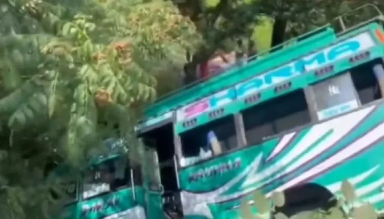 Kathua Bus Accident : कठुआ में बड़ा हादसा, तीर्थयात्रियों से भरी मिनी बस खाई में गिरी, 25 घायल, 2 की हालत गंभीर