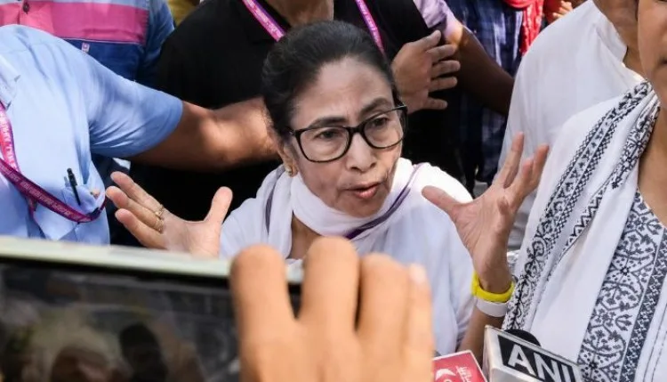 ममता बनर्जी के काफिले पर हमला, कानून-व्यवस्था पर उठे सवाल