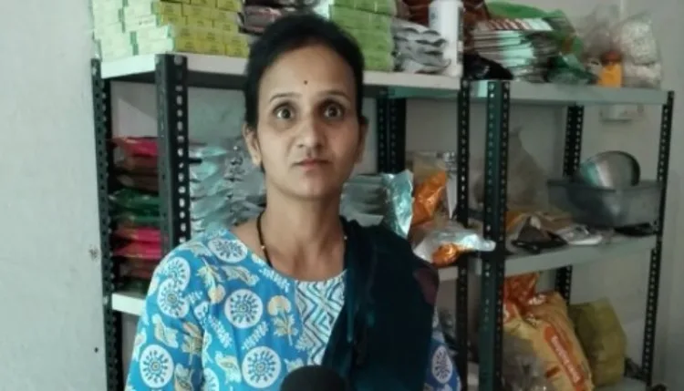 नीमच : महिलाओं ने बनाए मिट्टी के बर्तन, मसाले की पैकिंग में भी लाभ कमाया