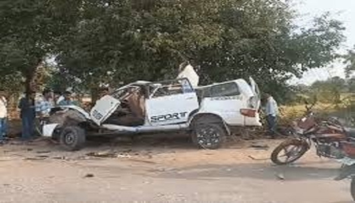 नर्मदापुरम-पिपरिया स्टेट हाईवे पर बड़ा हादसा, कार-ट्रैक्टर ट्राॅली की भिड़ंत में 5 की मौत