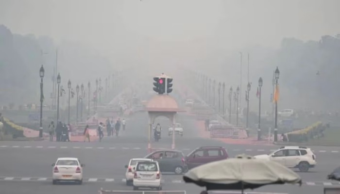 Delhi Pollution: दिवाली के बाद 'गैस चैंबर' बनी दिल्ली, कई हिस्सों में AQI 400 के पार