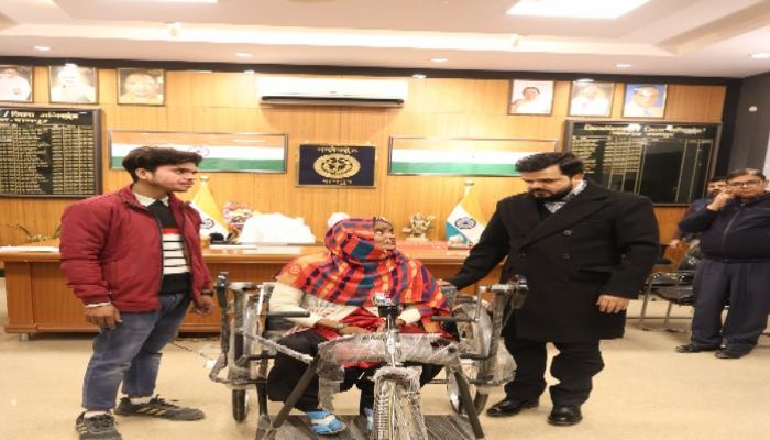 जनता दर्शन के दौरान जिलाधिकारी ने दिव्यांगजन को प्रदान की ट्राईसाइकिल, सुनी जन समस्या