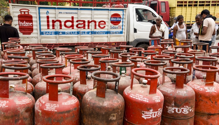 LPG Supply पर कोई संकट नहीं: डिजिटल बुकिंग 98% तक पहुंची, 4.05 लाख PNG कनेक्शन शुरू, जमाखोरी पर सख्त कार्रवाई