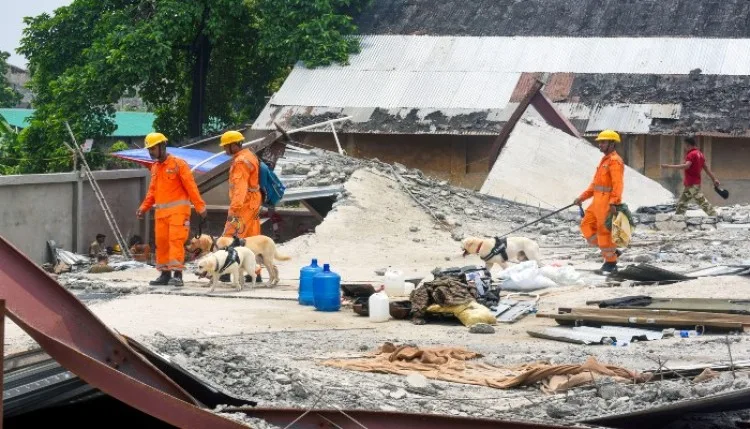 Kolkata Taratala Shed Collapse: इलाज के दौरान एक और मजदूर ने तोड़ा दम, मृतकों की संख्या बढ़कर हुई 16, अभी भी बचाव कार्य जारी