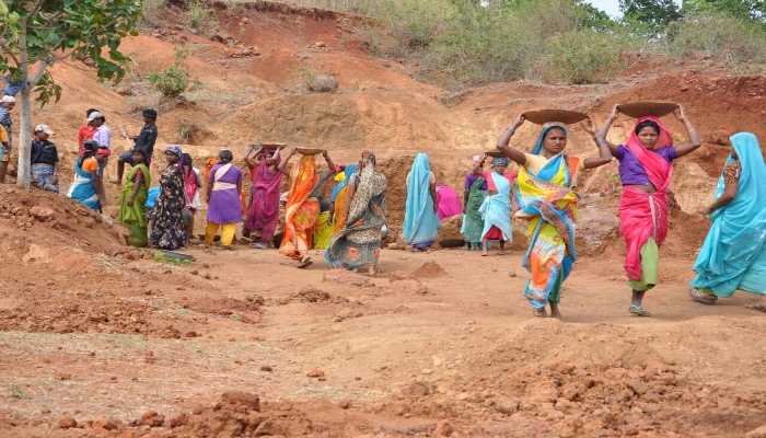 VB-G RAM G Bill Vs MGNREGA : मनरेगा की जगह नया कानून लाने की तैयारी, गांधी नाम हटने से सियासी संग्राम तेज