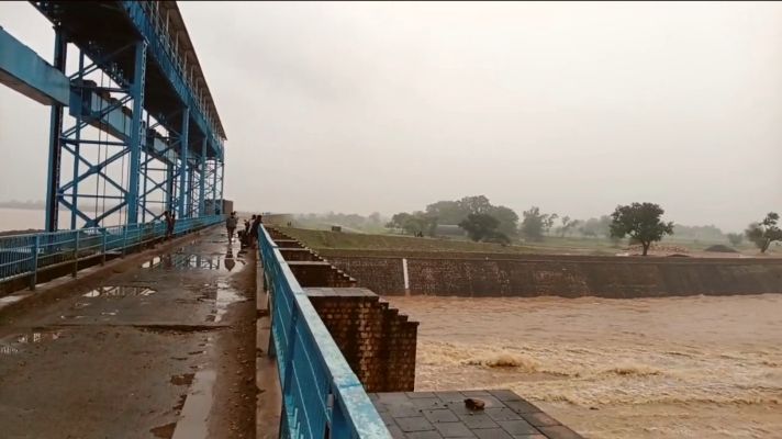 अदवा बांध में जलधारण से ज्यादा पानी, सिंचाई विभाग ने छह गेट खोले