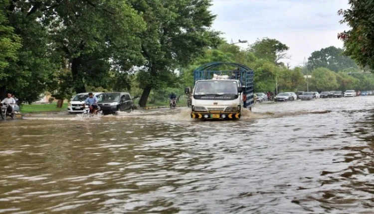 पाकिस्तान में बारिश से बाढ़ जैसे हालात, पंजाब और खैबर पख्तूनख्वा में 23 लोगों की मौत