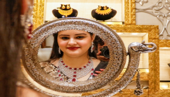 Gold and Silver rate down: सोने और चांदी की कीमतों में गिरावट, चांदी के भाव 700 रुपए तक गिरे