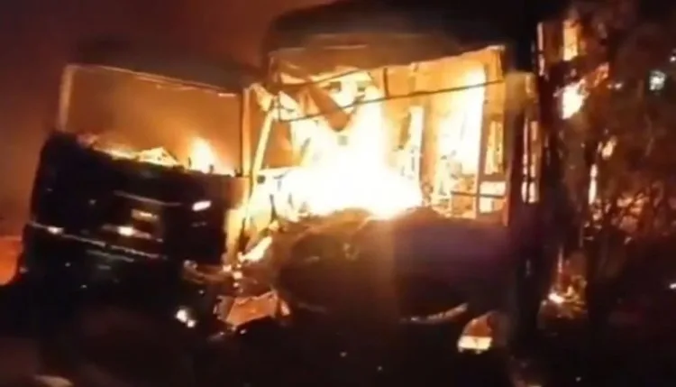 Delhi Mumbai Expressway Bus Accident: दिल्ली-मुंबई एक्सप्रेसवे पर भीषण हादसा, बस-ट्रक की भिड़ंत में 8 की मौत, 29 घायल, मरने वालों में 6 जिंदा झुलसे