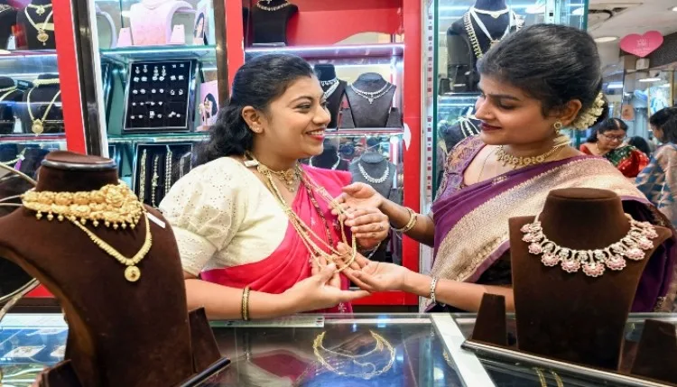 Gold-Silver में भारी बिकवाली ! फेड के सख्त संकेत और अमेरिका-ईरान समझौते से टूटी चमक, सिल्वर 2.8% लुढ़का