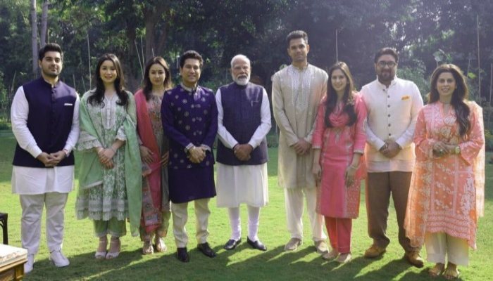 Arjun Tendulkar: सचिन तेंदुलकर ने PM मोदी को बेटे की शादी का दिया निमंत्रण, जानें कौन है अर्जुन की दुल्हनिया सानिया चंडोक