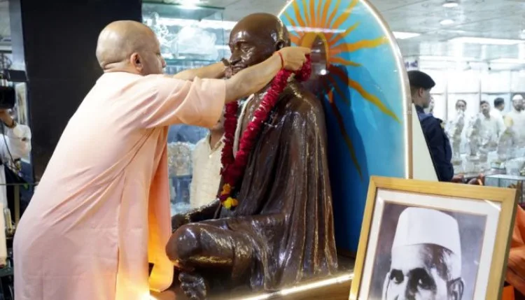 गांधी जयंती पर सीएम योगी का स्वदेशी और आत्मनिर्भरता पर जोर