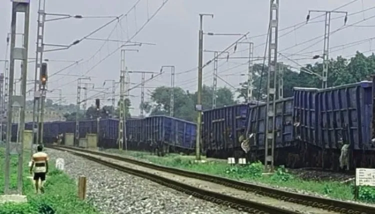 झारखंड के पलामू में मालगाड़ी के 12 डिब्बे पटरी से उतरे
