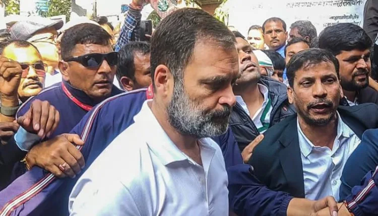 राहुल गांधी अपने आवास से सुल्तानपुर के लिए रवाना,  राहुल के काफिले की गाड़ियां टकराईं