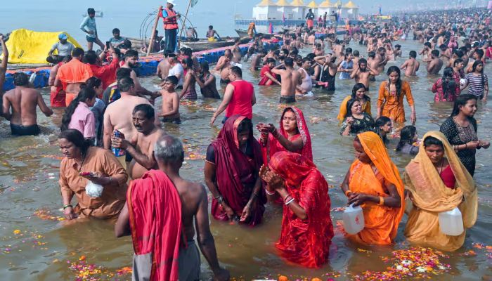 वसंत पंचमी के शाही स्नान पर संगम में उमड़ा जनसैलाब, हर-हर गंगे के जयघोष के साथ श्रद्धालुओं ने लगा रहे पवित्र डुबकी