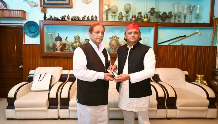 Akhilesh-Azam Meeting : अपनी शर्त मनवाकर अखिलेश से मिले आजम खान, सपा प्रमुख बोले- वो धड़कन है...