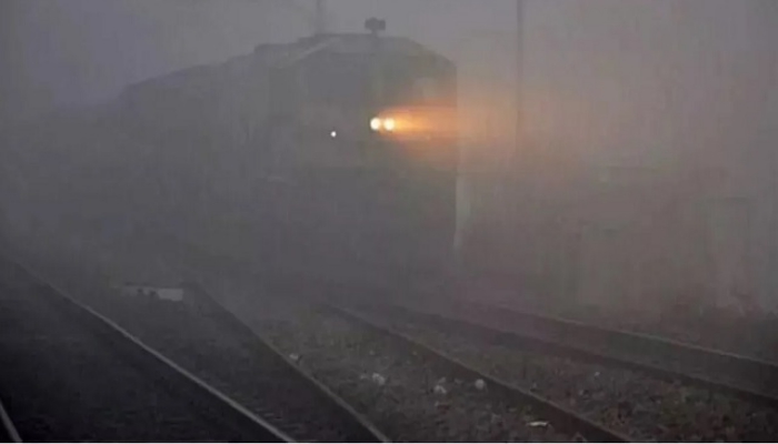 बढ़ती ठंड व कोहरे के बीच कई ट्रेनें रद्द, कई ट्रेनों का रूट बदला