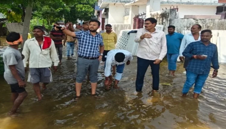 गोमती नदी के बढ़े जलस्तर से नगर आयुक्त परेशान, फैजुल्लागंज में राहतकार्य जारी