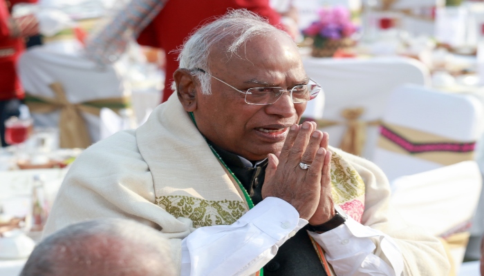 Kharge's statement on Gujarat : मल्लिकार्जुन खड़गे ने अपने विवादित बयान पर जताया खेद; बोले- 'गुजरातियों का अपमान करना मेरा मकसद नहीं'