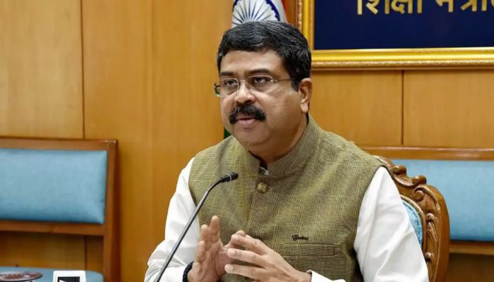 सीबीएसई की ऑन-स्क्रीन मार्किंग प्रणाली पर उठा विवाद, धर्मेंद्र प्रधान बोले- गड़बड़ी करने वालों की खैर नहीं