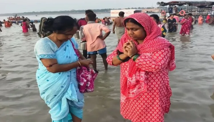 प्रयागराज और लखनऊ में आस्था का सैलाब, श्रद्धालुओं ने पवित्र नदियों में लगाई डुबकी