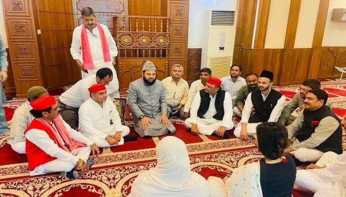 अखिलेश की मस्जिद वाली बैठक पर गरमाई सियासत, BJP के आरोपों पर डिंपल यादव का पलटवार