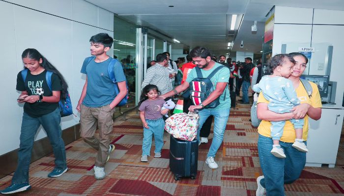 Operation Sindhu: ईरान से जंग के बीच 161 यात्रियों को लेकर इजरायल से भारत पहुंचा पहला विमान