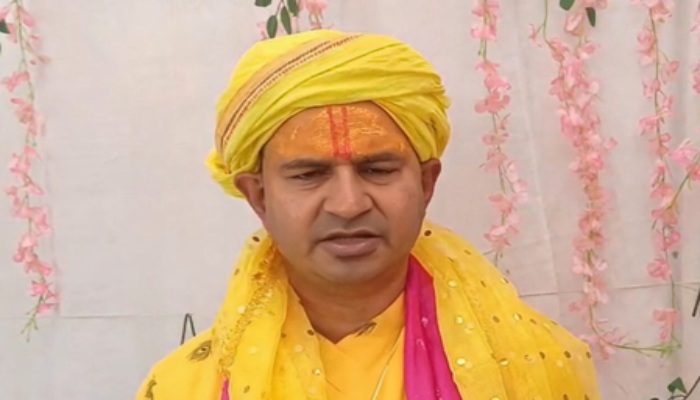 कौन हैं फलाहारी महाराज जिन्होंने सीएम योगी से की है होली के समय मुस्लिम दुकानदारों को रंग और गुलाल बेचने से रोकने की मांग