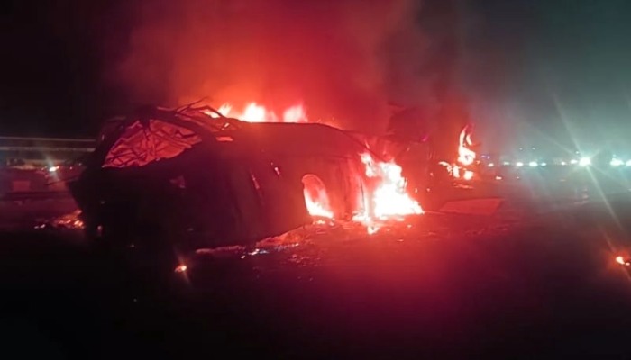 Karnataka Road Accident: कर्नाटक में भयानक सड़क हादसा,ट्रक-बस की टक्कर के बाद लगी आग, 9 लोग जिंदा जले