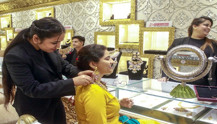 सोने की चमक फीकी: Bullion Market में बड़ी गिरावट, चांदी भी फिसली, निवेशकों में सतर्कता बढ़ी