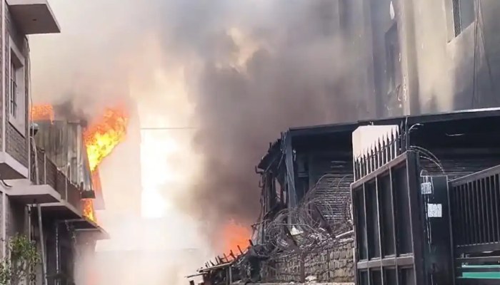 Noida sector 63  fire: नोएडा में गारमेट्स कंपनी में भीषण आग, चपेट में आई तीन इमारतें