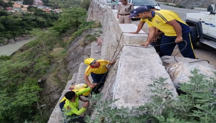 रुद्रप्रयाग: 30 मीटर गहरी खाई में गिरा युवक, SDRF के जवानों ने सुरक्षित निकाला