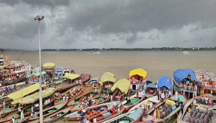 वाराणसीः भारी बारिश से बढ़ रहा गंगा का जलस्तर, छत पर हो रही गंगा आरती